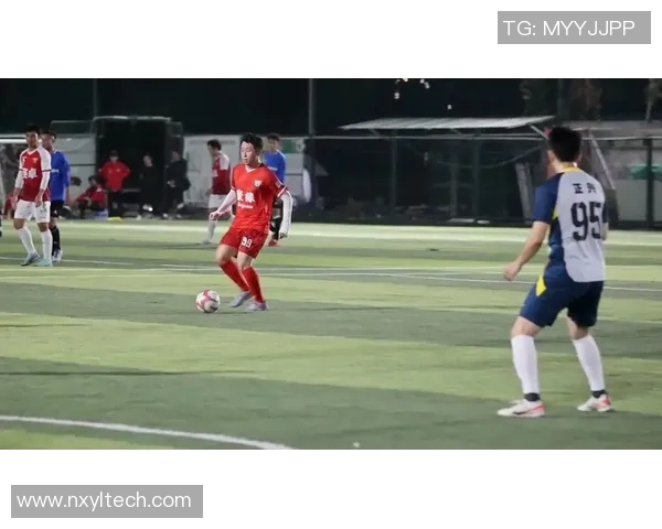 越南足球明星在大学赛场展现风采与激情的精彩瞬间 越南足球明星在大学赛场展现风采与激情的精彩瞬间